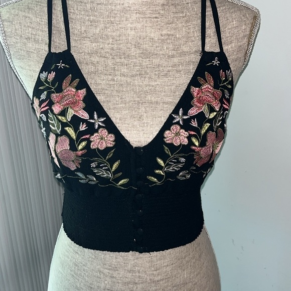 Forever 21 Floral Embroidered Cropped Cami size Large - Picture 2 of 6